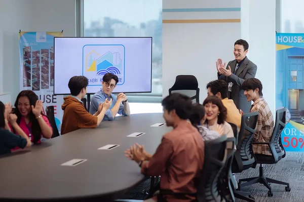 People applaud in meeting room in "Ossan's Love Thailand".